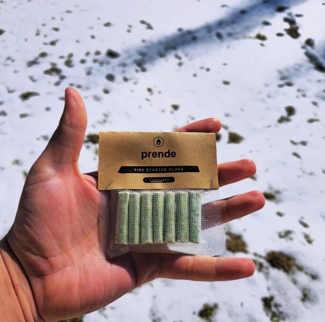 Pack de Prende verde en la mano, sobre la nieve