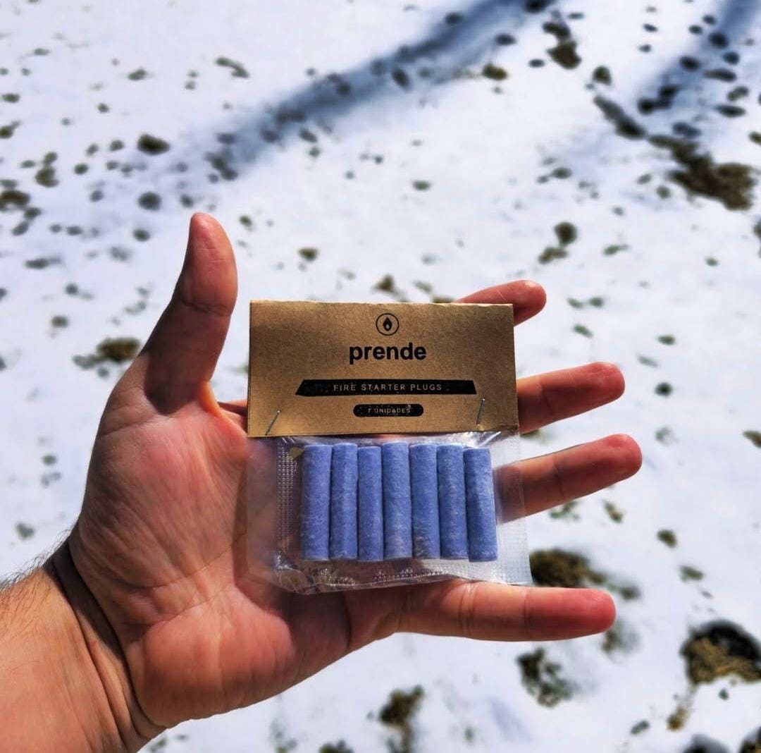 Pack de Prende violeta en la mano, sobre la nieve